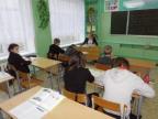 Гурьянова Юлия с шестиклассниками на уроке биологии